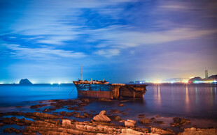 海边夜景中的废弃船只