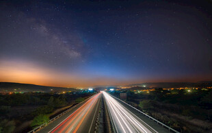 夜幕下的公路光影轨迹