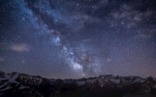 星空下的山脉壮丽夜景