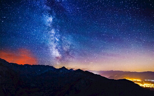 壮丽星空下的山峦夜景