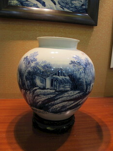 青花瓷瓶置于木桌之上