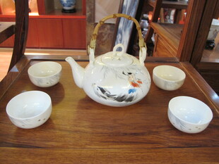 中式茶具套装摆放在木桌上