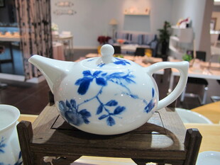 青花瓷茶壶