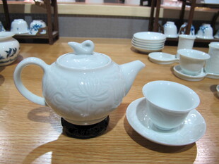 中式典雅茶具摆设于桌