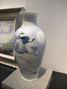 青花瓷瓶展示于展台上