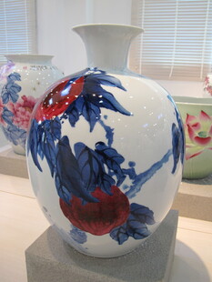 青花花卉纹陶瓷花瓶