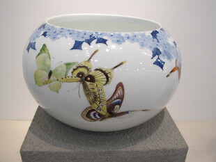 彩绘瓷缸 灵动蝶纹饰