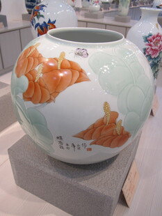 精美彩绘陶瓷花瓶展示