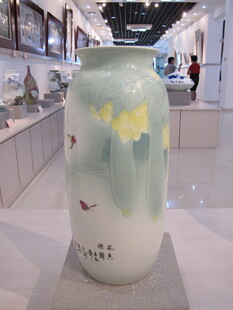 中式花鸟纹陶瓷花瓶
