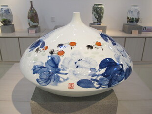 蓝白花卉纹精美陶瓷花瓶