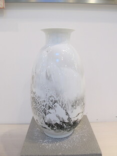 冬景山水纹陶瓷花瓶展示