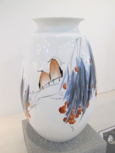 手绘花鸟纹白色陶瓷花瓶