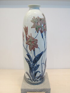 青花花卉纹瓷瓶