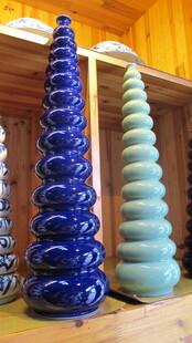 多彩陶瓷塔形摆件展示