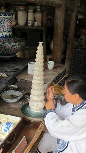 专注雕刻精美瓷塔的匠师