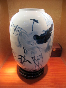 荷花青花瓷瓶 传统艺术之美