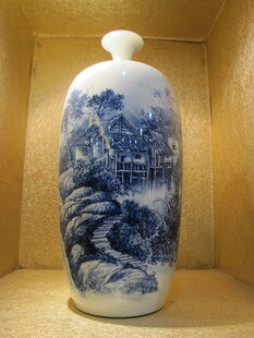 蓝白山水纹陶瓷花瓶
