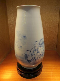 蓝白花纹陶瓷花瓶