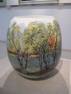 彩绘花瓶展现自然景致