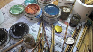 瓷器多彩绘画工具与颜料集合