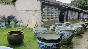 户外摆放的传统青花瓷缸