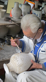专注手工雕刻陶瓷的老匠人