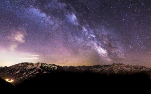 壮丽星空下的山峦美景