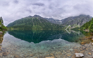 山间静谧湖景