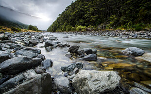 山间溪流与嶙峋怪石景观