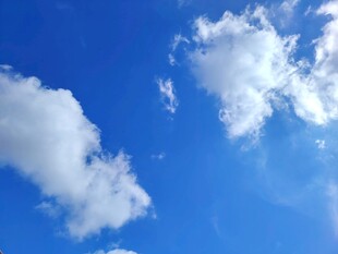 蓝天飘白云