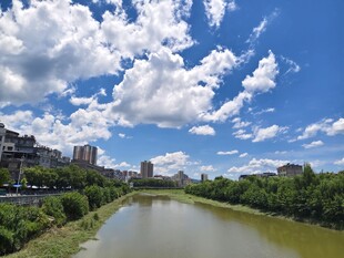 河畔城市风光