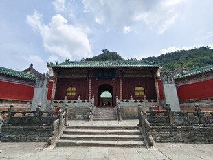 中式古建筑庙宇庄严景象