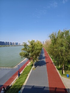 湖畔彩色步道
