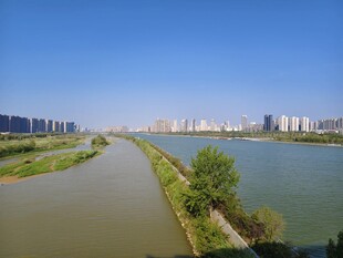 城市河畔风光