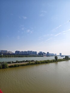 湖畔城市风光