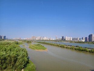 河畔城市风光
