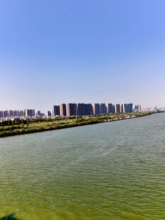 河畔城市风光