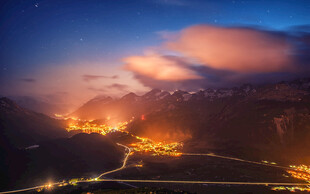 夜幕下山谷灯火璀璨景象