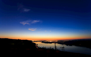 黄昏河畔美景