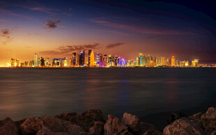 海滨城市璀璨夜景
