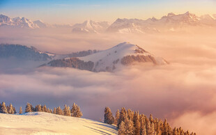雪山云海间的壮丽景致
