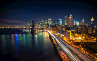 纽约夜景中的桥梁与城市灯火