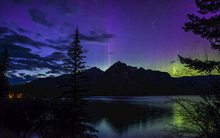 梦幻极光下的山水夜景