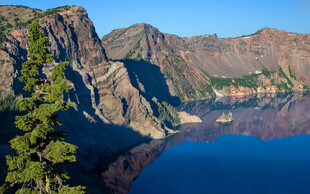 壮丽火山湖与周边山景