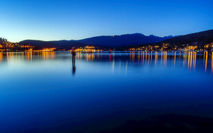 宁静湖畔夜景 波光粼粼