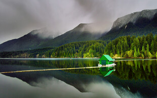湖畔青山绿水云雾美景
