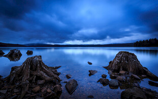 静谧湖畔夜色美景