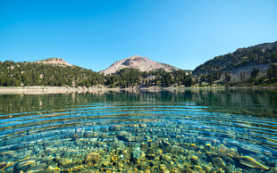 清澈湖水与远山美景