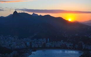 夕阳下的城市与远山美景