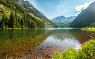 山间清澈湖泊美景